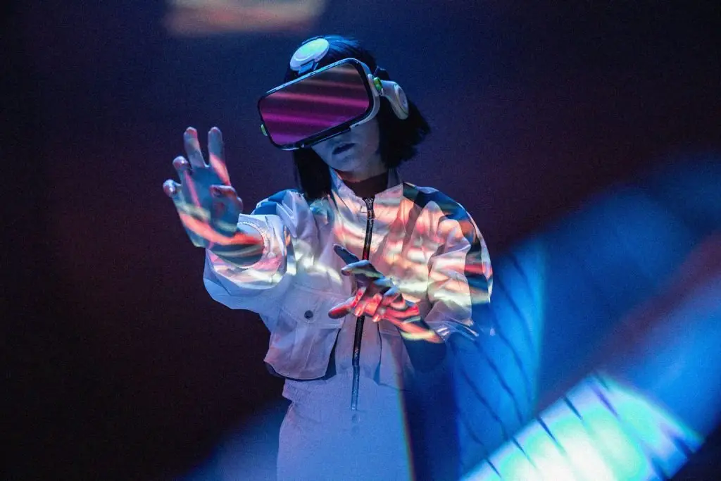woman-touching-air-in-vr-glassesb